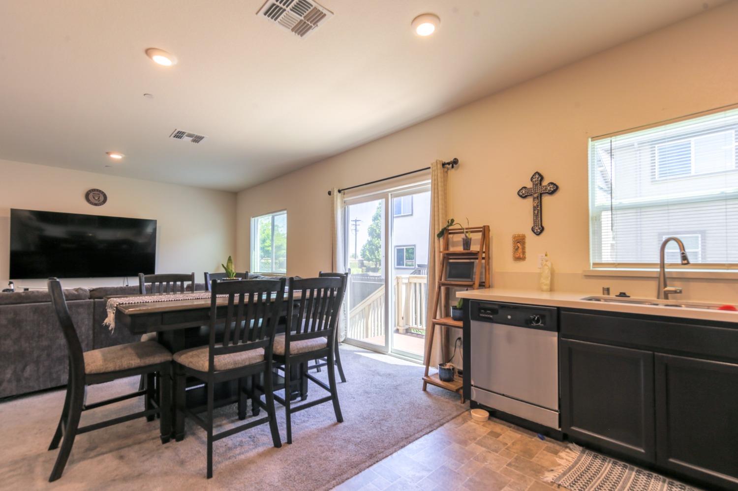 Detail Gallery Image 9 of 26 For 1604 Crossbow Ln, Stockton,  CA 95206 - 3 Beds | 2/1 Baths