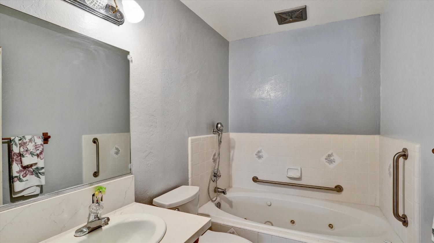 Detail Gallery Image 22 of 36 For 102 W Longview Ave, Stockton,  CA 95207 - 3 Beds | 2 Baths