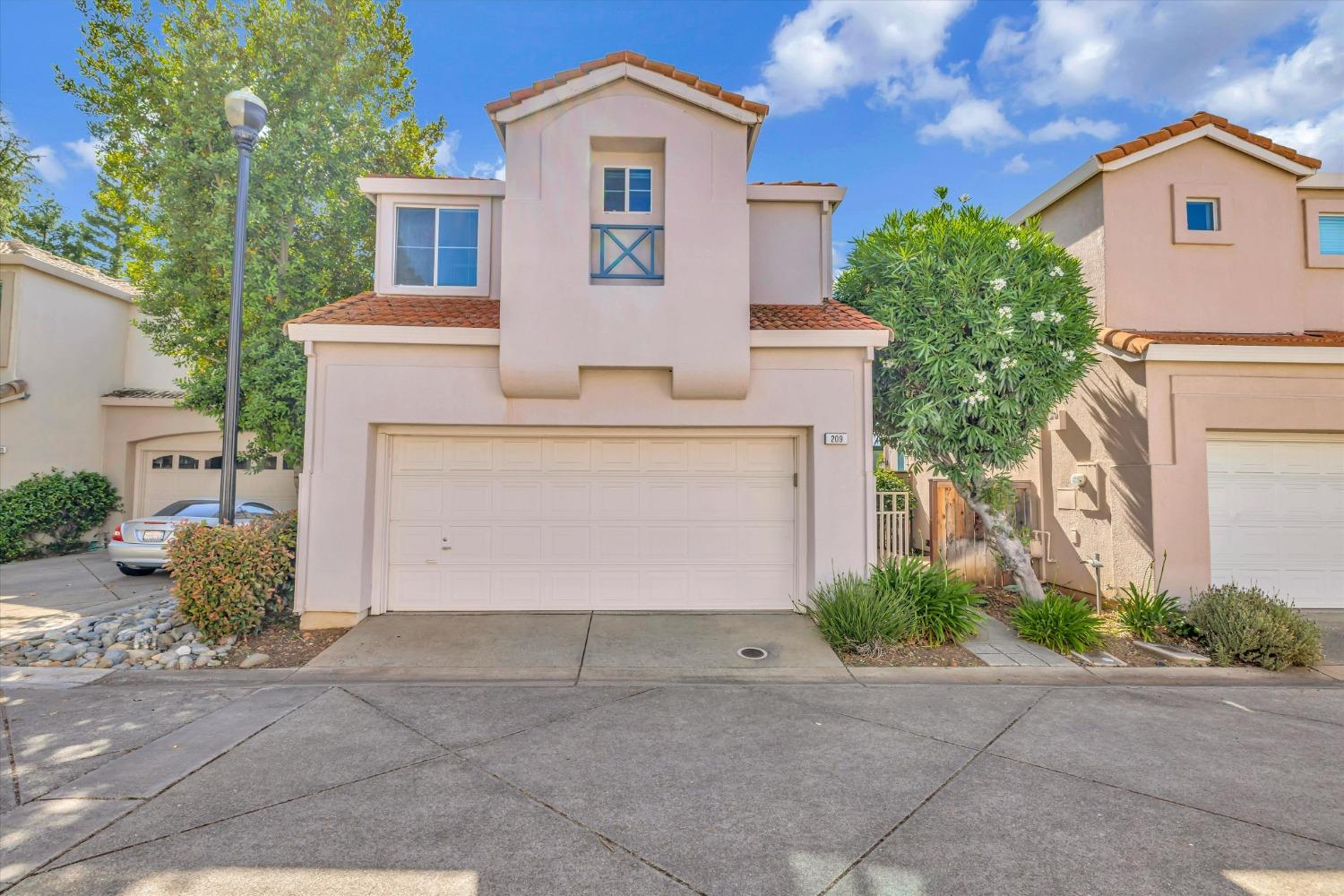 Detail Gallery Image 1 of 1 For 209 Pacific Oak Ct, Folsom,  CA 95630 - 3 Beds | 2/1 Baths