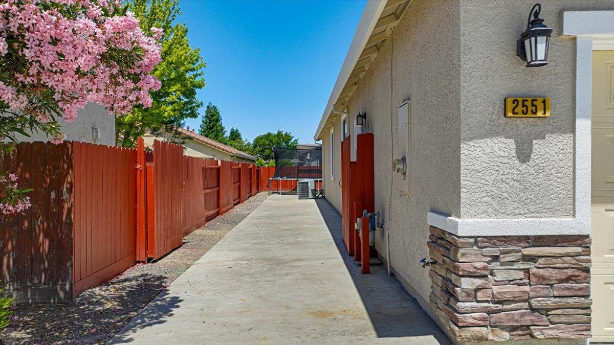 Detail Gallery Image 5 of 49 For 2551 Charming Way, Manteca,  CA 95337 - 4 Beds | 2 Baths