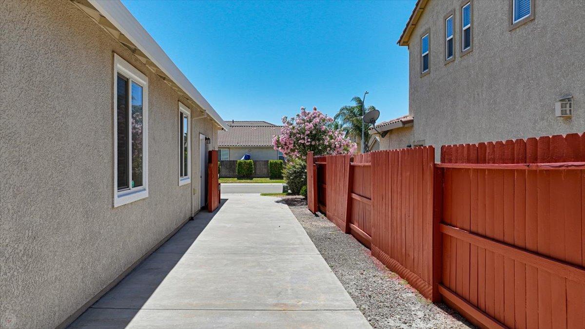 Detail Gallery Image 6 of 49 For 2551 Charming Way, Manteca,  CA 95337 - 4 Beds | 2 Baths