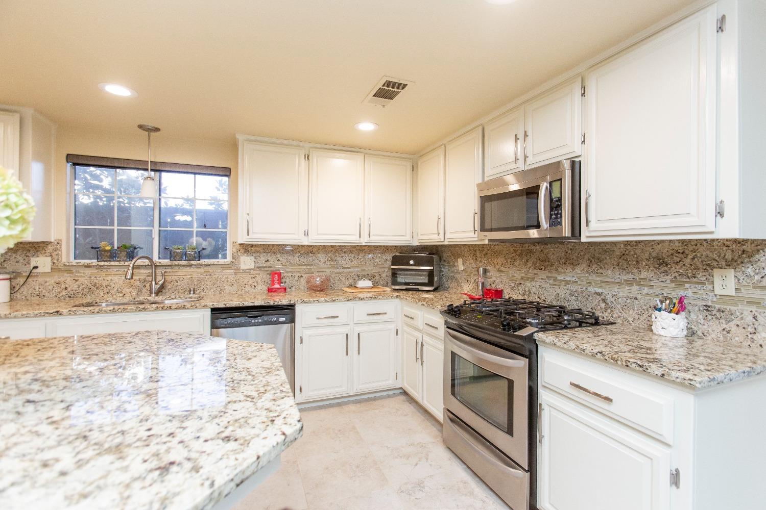 Detail Gallery Image 12 of 44 For 1950 Ashley Ct, Turlock,  CA 95382 - 3 Beds | 2 Baths