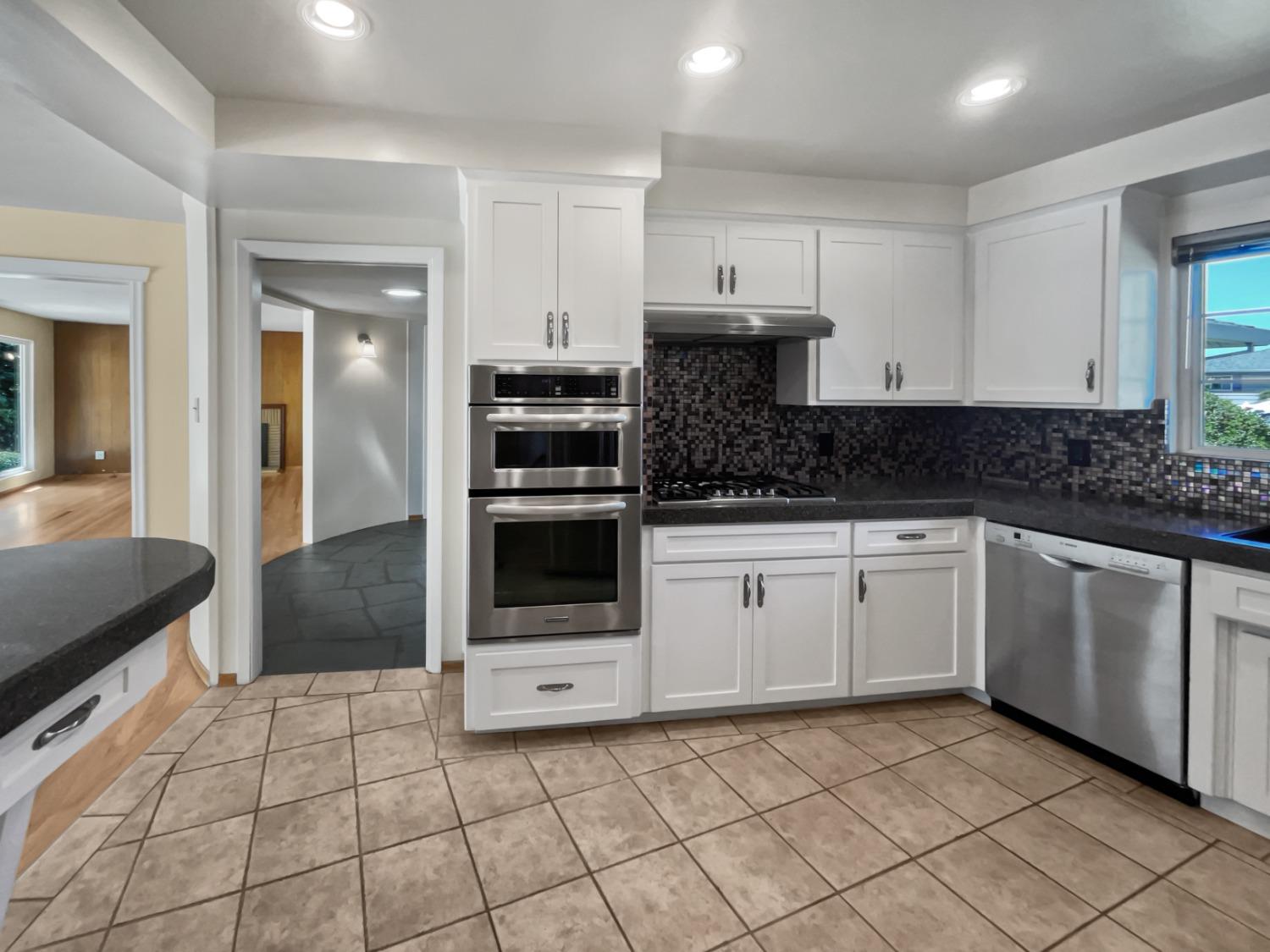 Detail Gallery Image 2 of 32 For 5414 Kingswood Dr, Citrus Heights,  CA 95610 - 3 Beds | 2 Baths