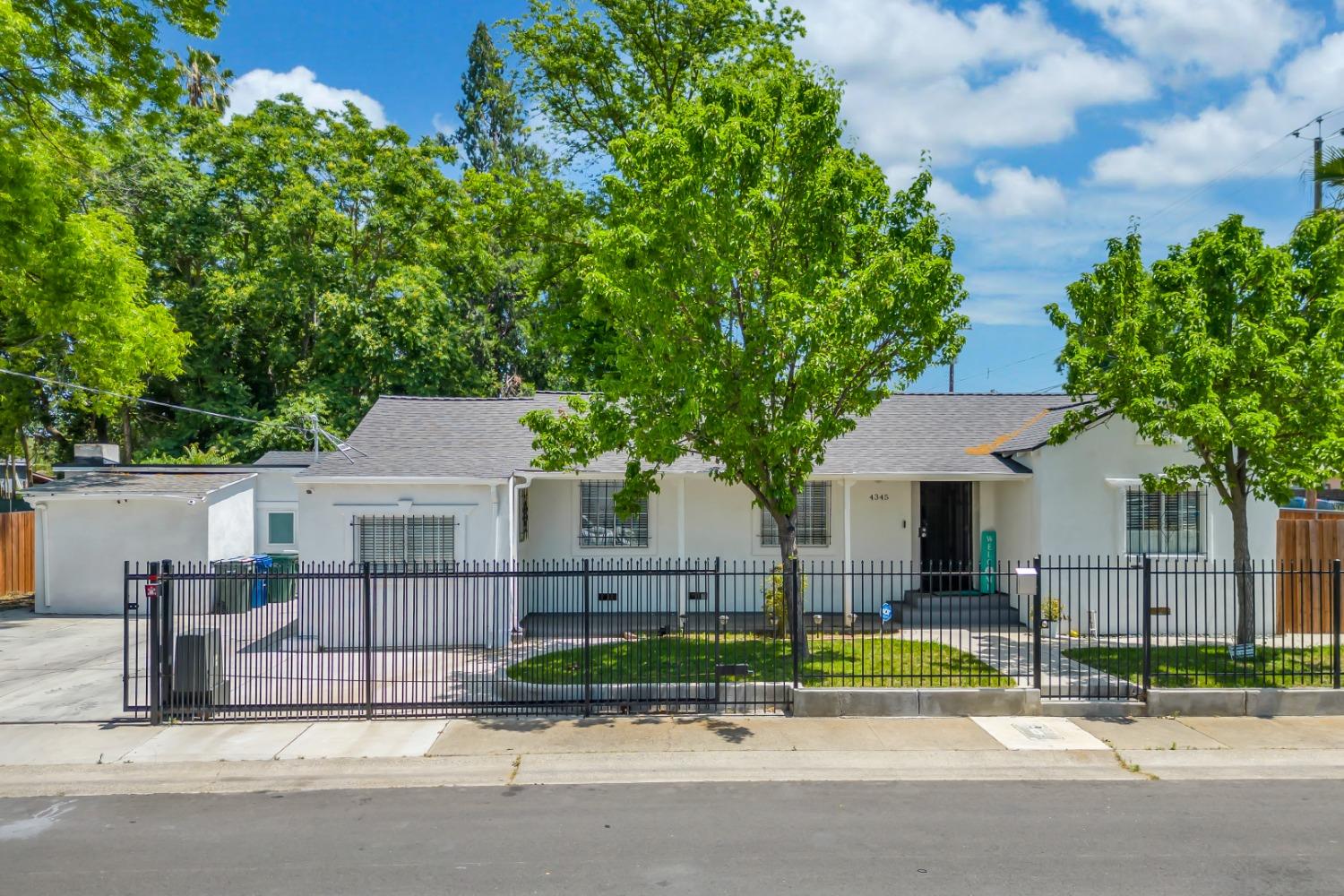 Detail Gallery Image 2 of 38 For 4345 48th St, Sacramento,  CA 95820 - 3 Beds | 2 Baths