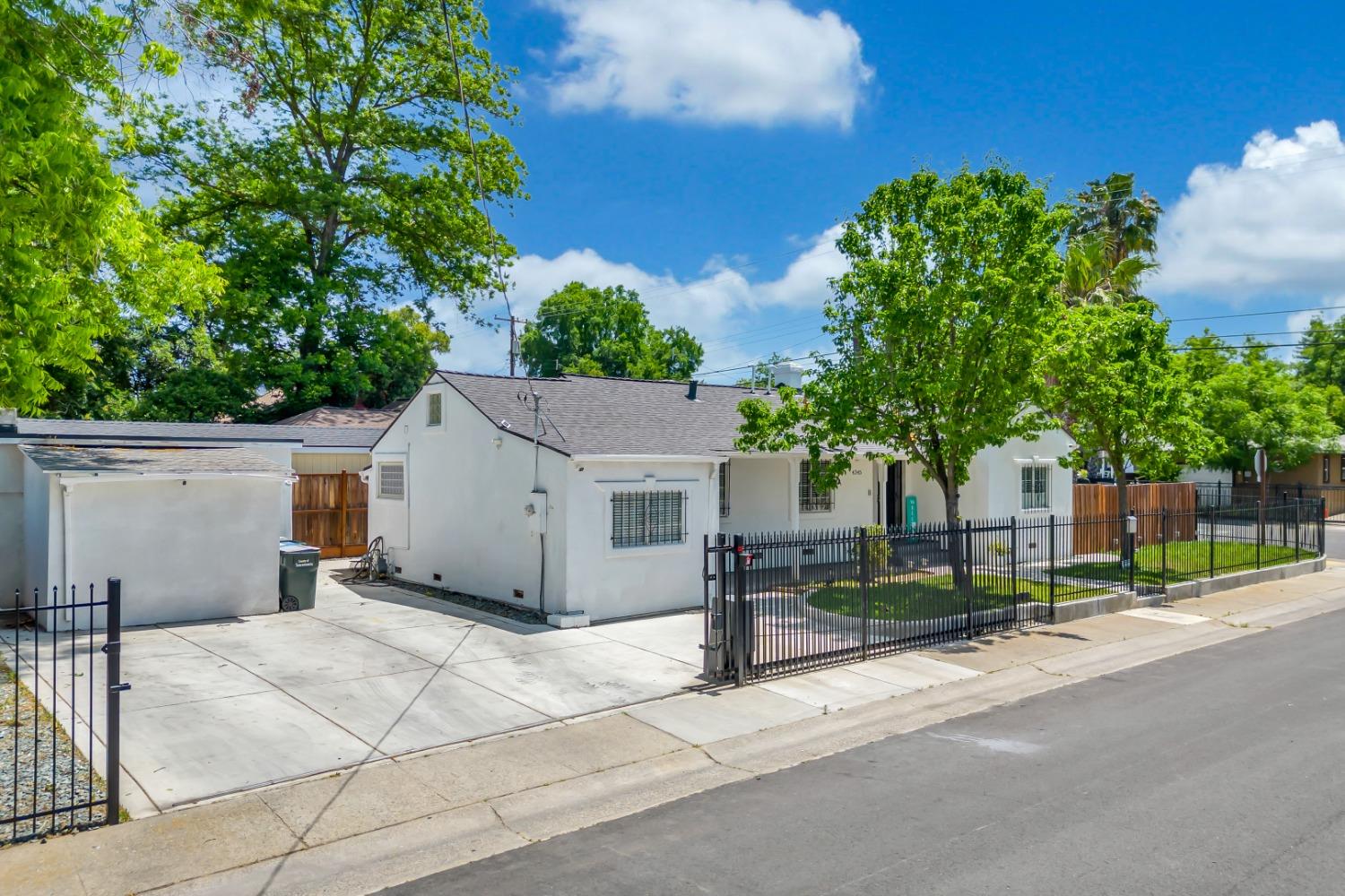 Detail Gallery Image 4 of 38 For 4345 48th St, Sacramento,  CA 95820 - 3 Beds | 2 Baths