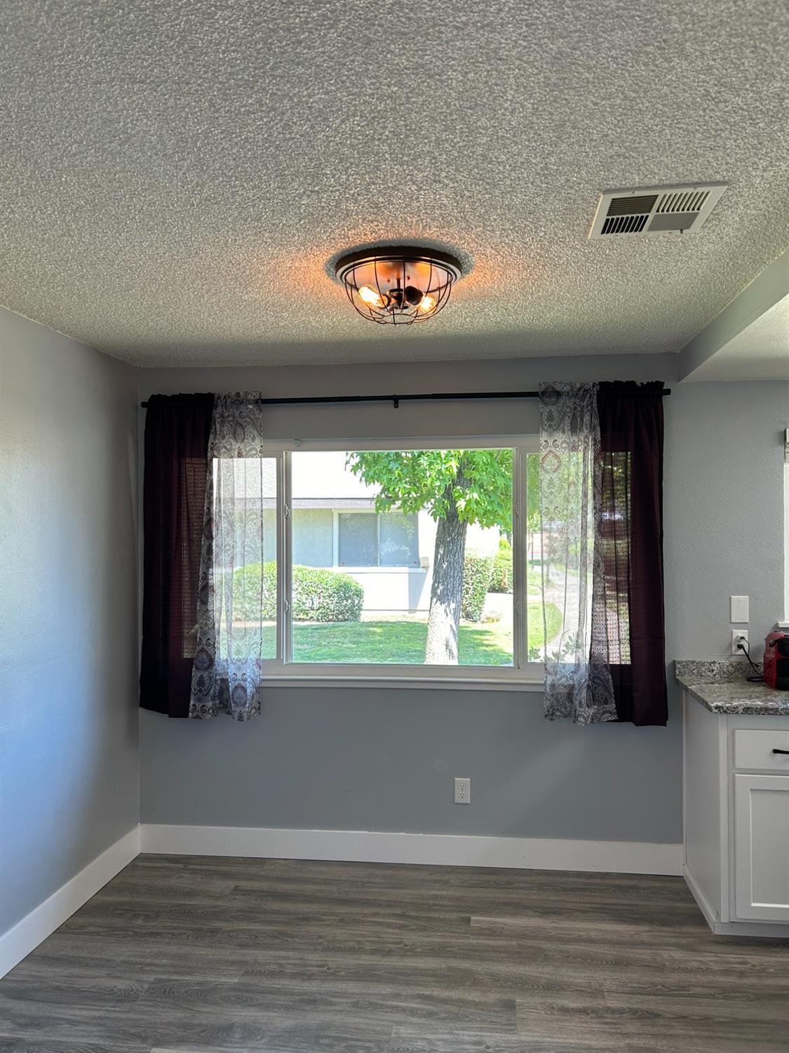 Detail Gallery Image 6 of 10 For 325 Standiford Ave #7,  Modesto,  CA 95350 - 3 Beds | 2 Baths