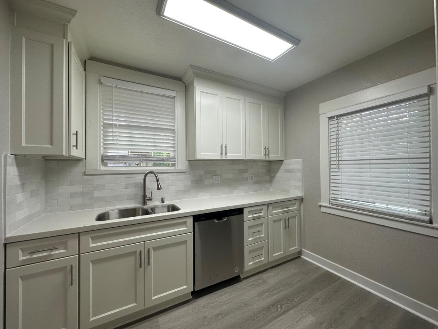 Detail Gallery Image 3 of 11 For 3000 N Sutter St, Stockton,  CA 95204 - 3 Beds | 1/1 Baths
