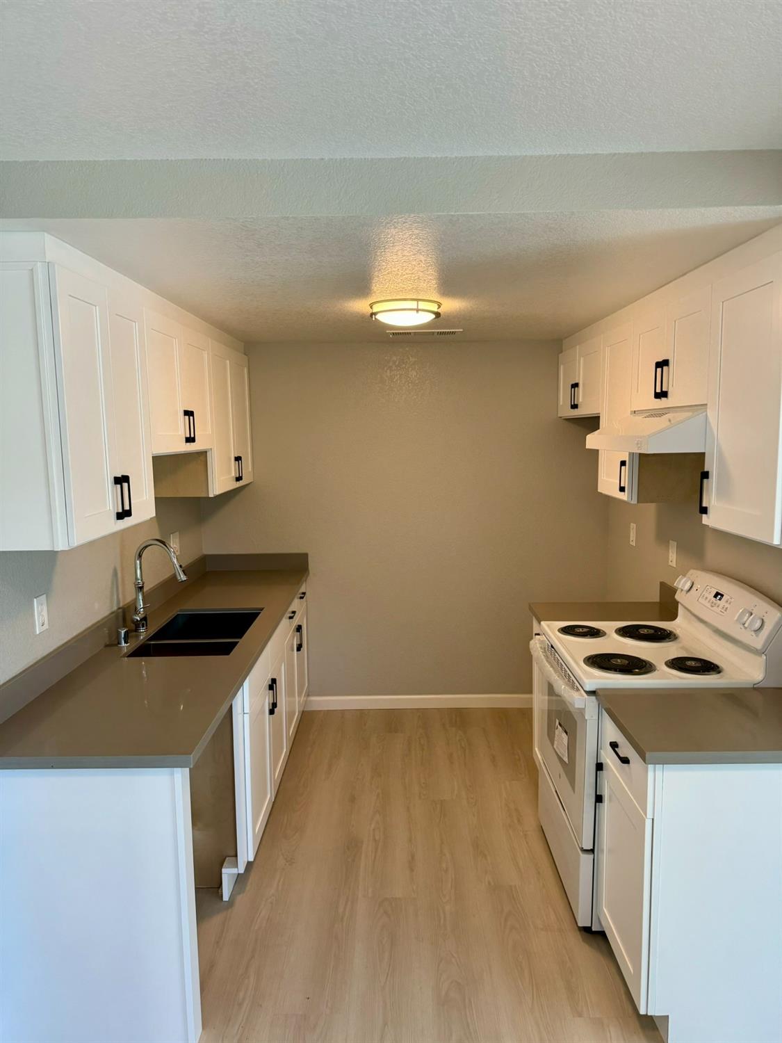 Detail Gallery Image 4 of 22 For 455 Cherry Ln #B,  Manteca,  CA 95337 - 2 Beds | 1 Baths