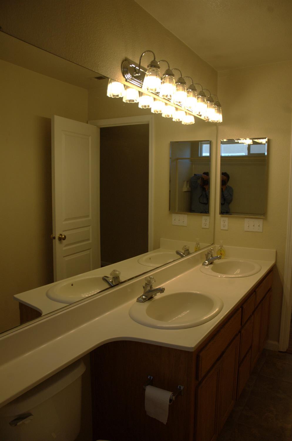 Detail Gallery Image 11 of 14 For 2084 London Ave, Manteca,  CA 95336 - 3 Beds | 2 Baths