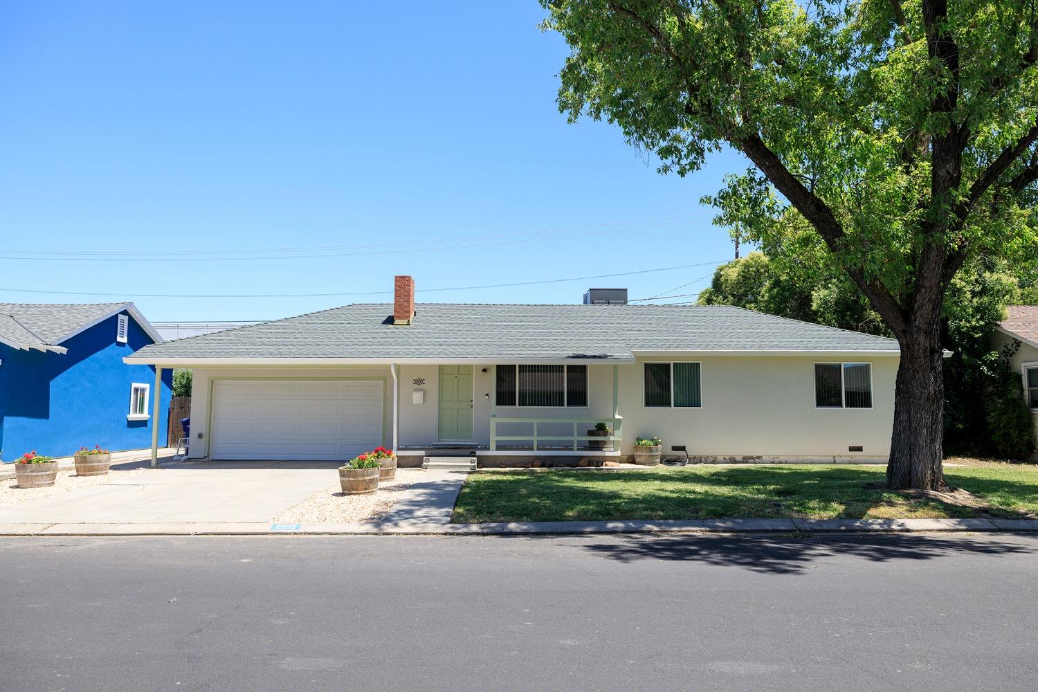 Detail Gallery Image 2 of 42 For 2012 Aloha Way, Modesto,  CA 95350 - 3 Beds | 1 Baths