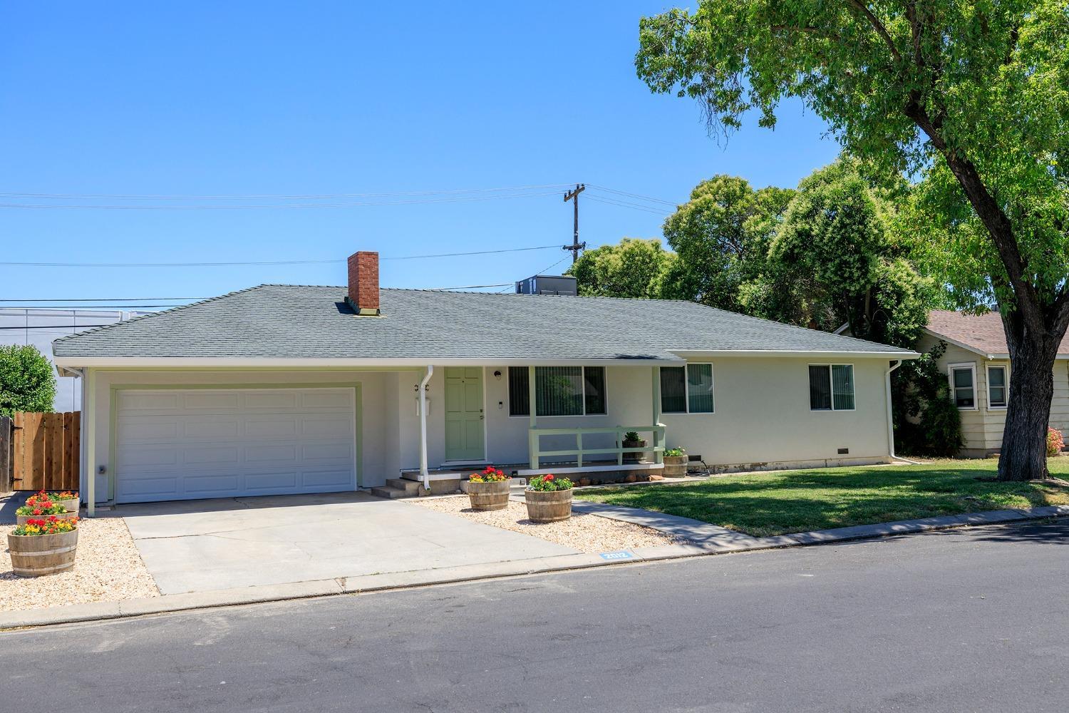 Detail Gallery Image 1 of 42 For 2012 Aloha Way, Modesto,  CA 95350 - 3 Beds | 1 Baths