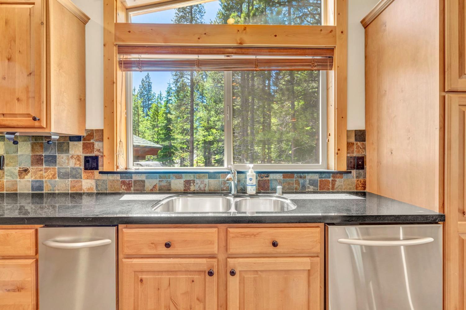 Detail Gallery Image 19 of 98 For 13940 Tyrol Rd, Truckee,  CA 96161 - 4 Beds | 3/1 Baths