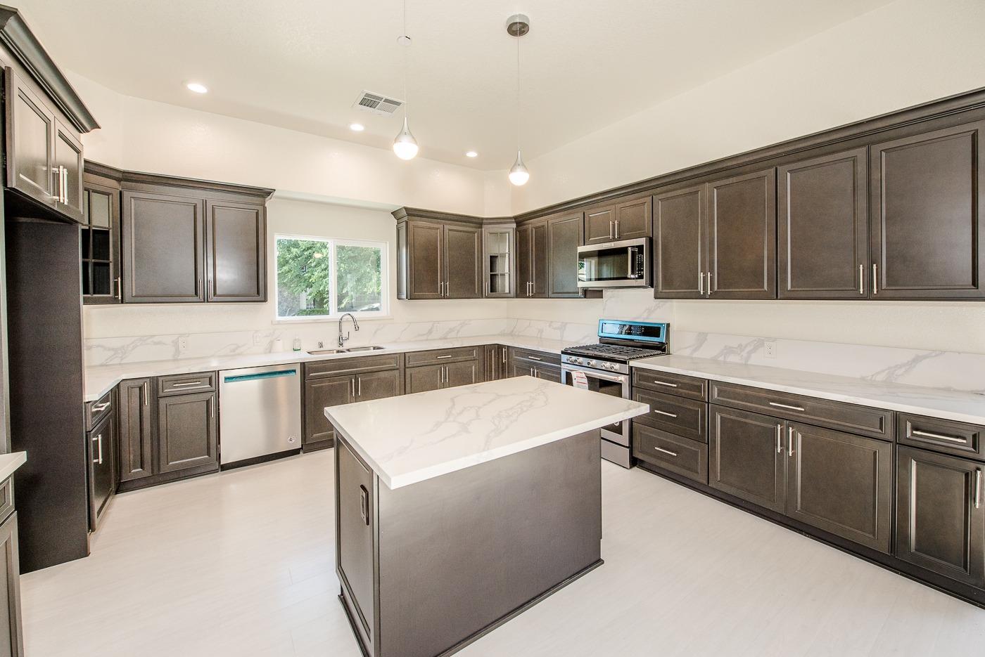 Detail Gallery Image 3 of 37 For 1535 Hutchison Valley Dr, Woodland,  CA 95776 - 3 Beds | 2 Baths