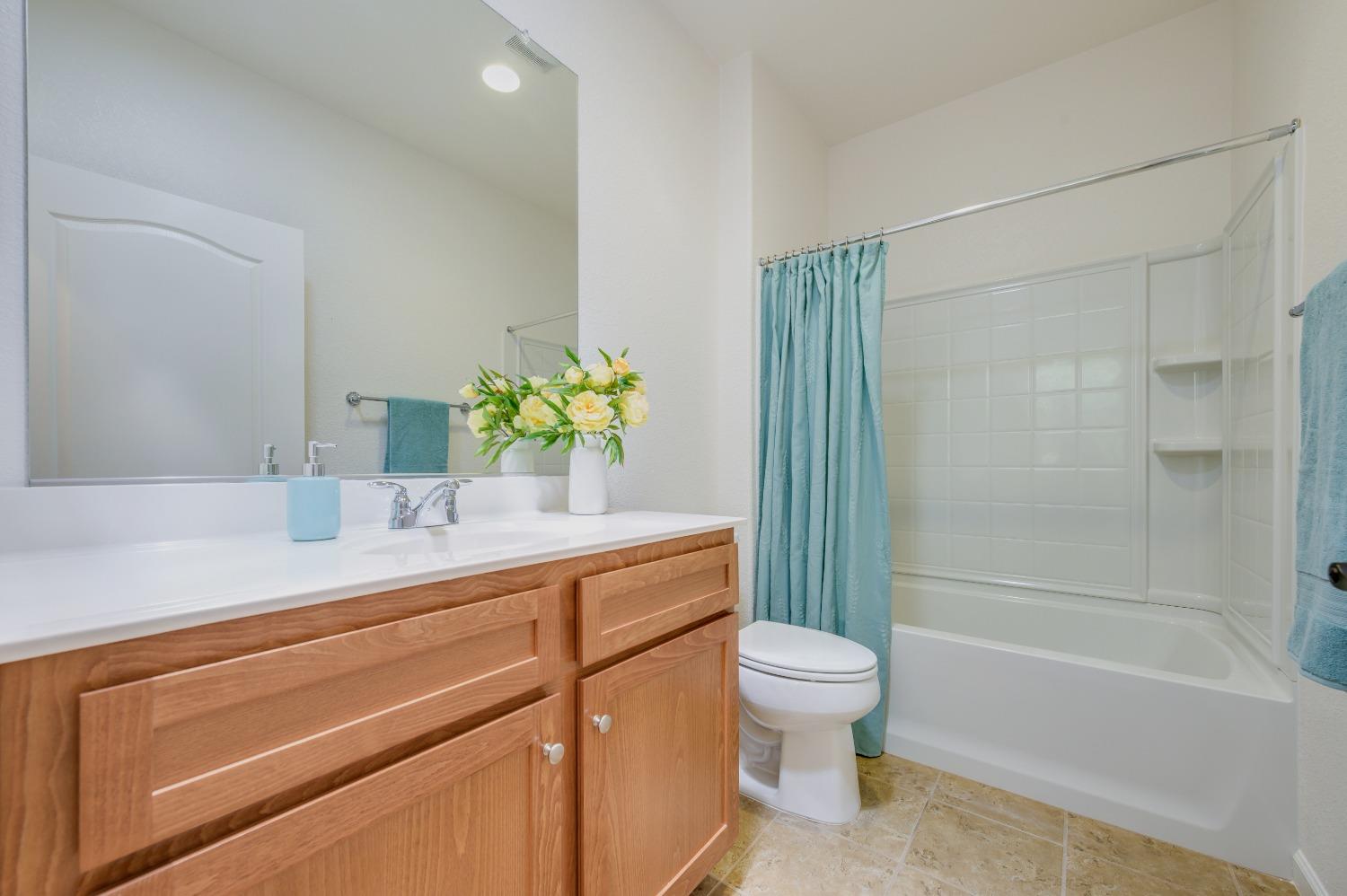 Detail Gallery Image 5 of 27 For 1353 Volonne Dr, Roseville,  CA 95747 - 2 Beds | 2 Baths