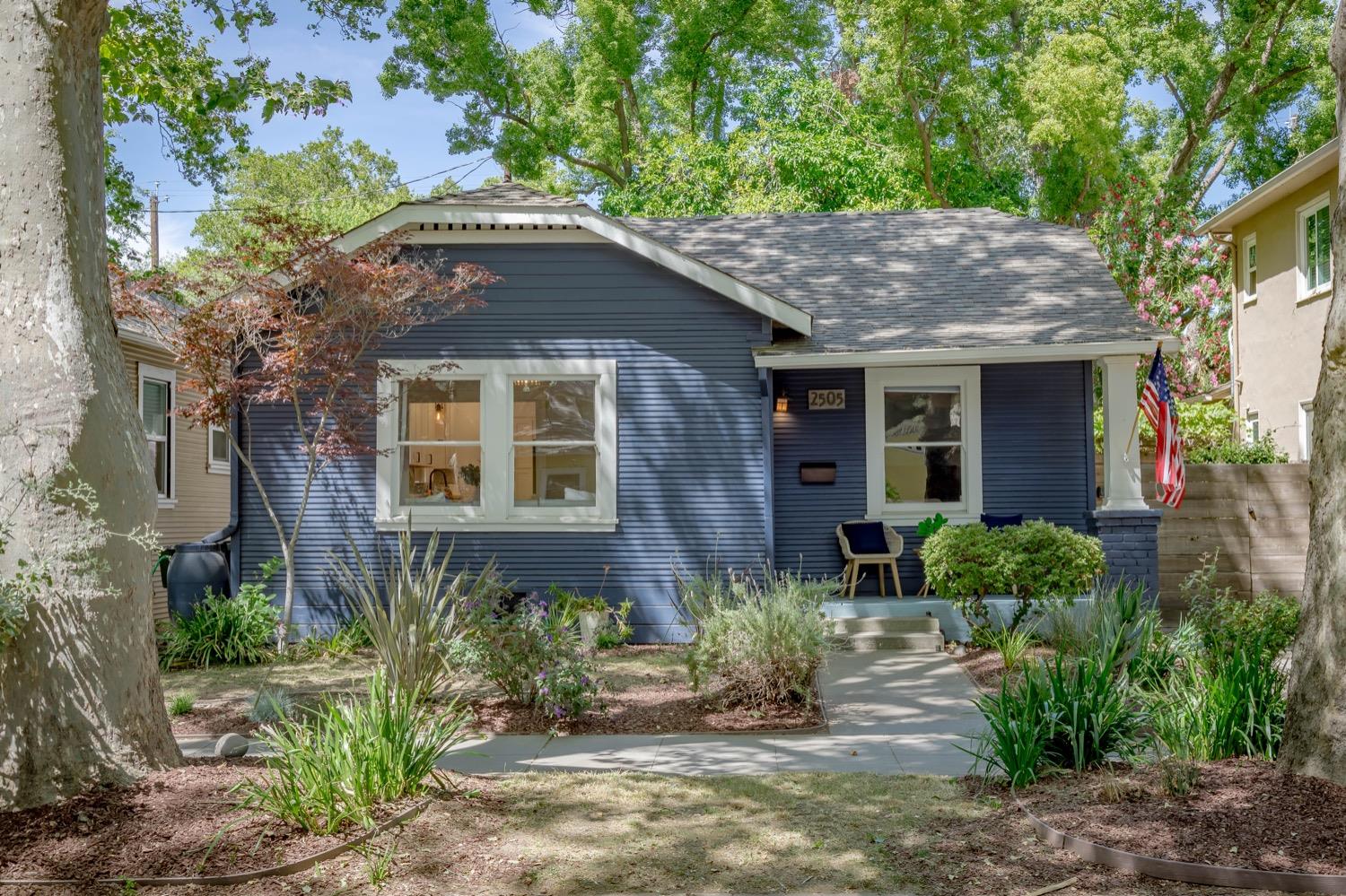 Detail Gallery Image 1 of 1 For 2505 C St, Sacramento,  CA 95816 - 3 Beds | 1 Baths