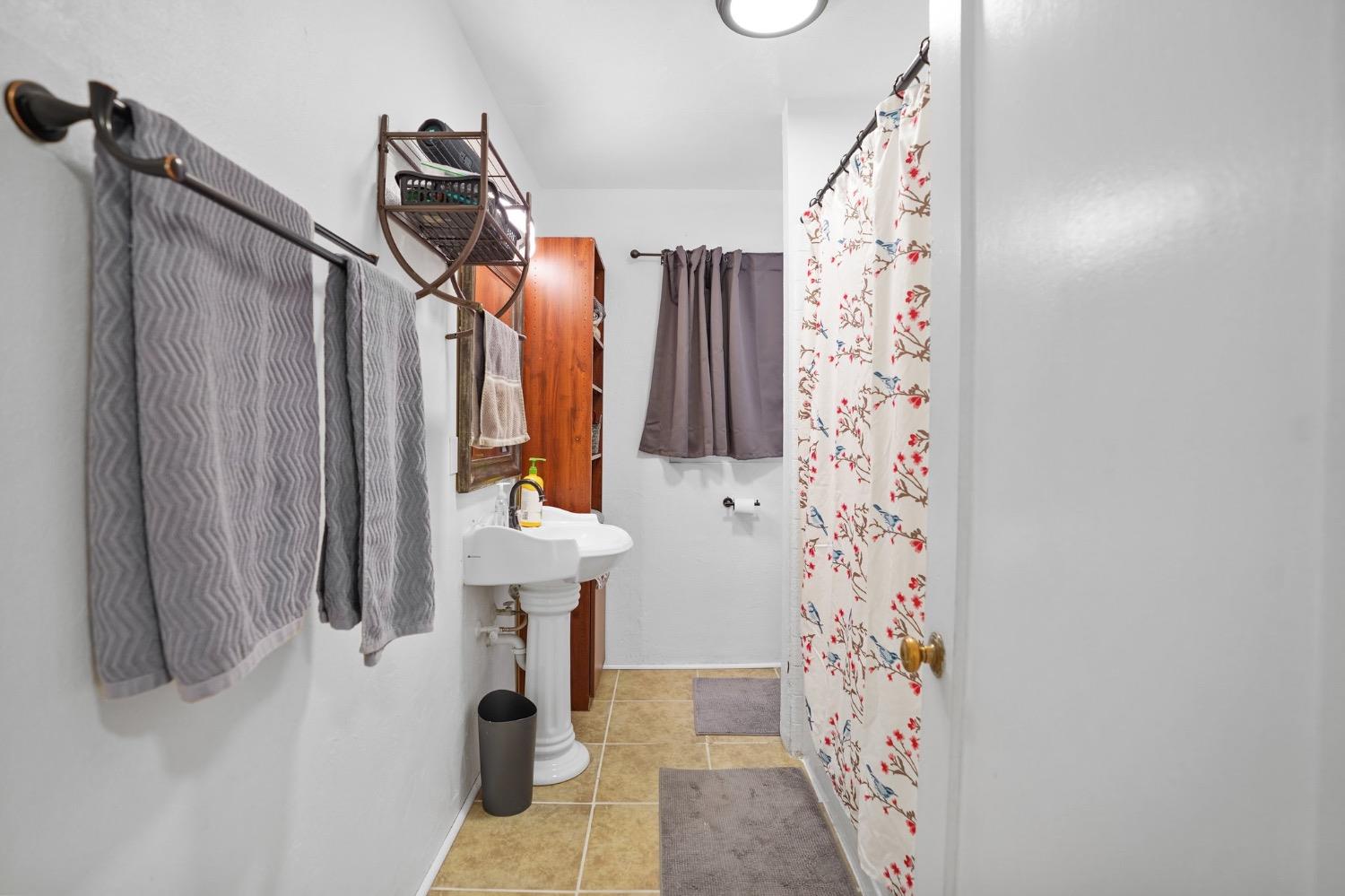 Detail Gallery Image 9 of 32 For 93 E Syracuse Ave, Turlock,  CA 95380 - 4 Beds | 2 Baths