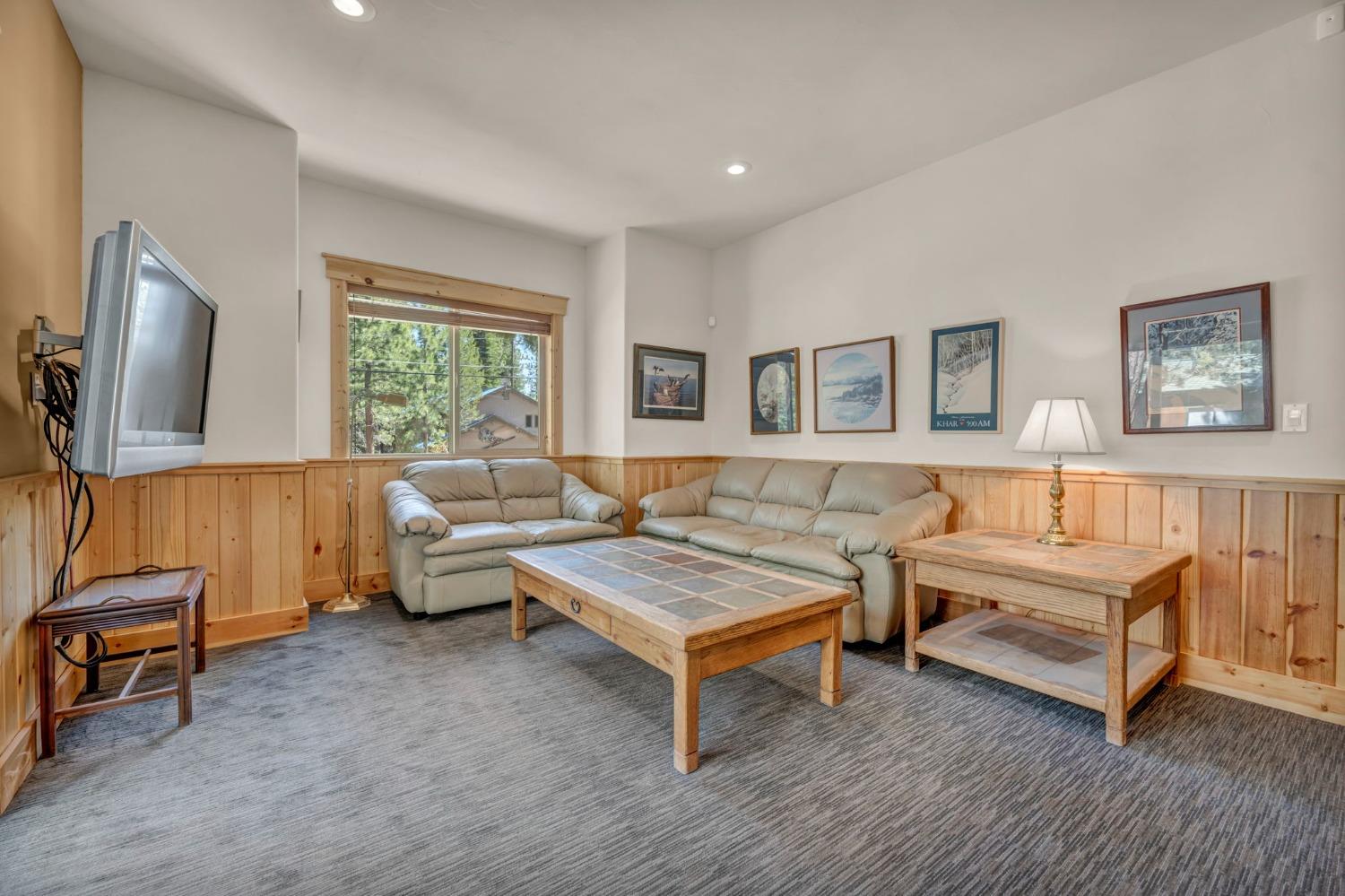 Detail Gallery Image 12 of 98 For 13940 Tyrol Rd, Truckee,  CA 96161 - 4 Beds | 3/1 Baths