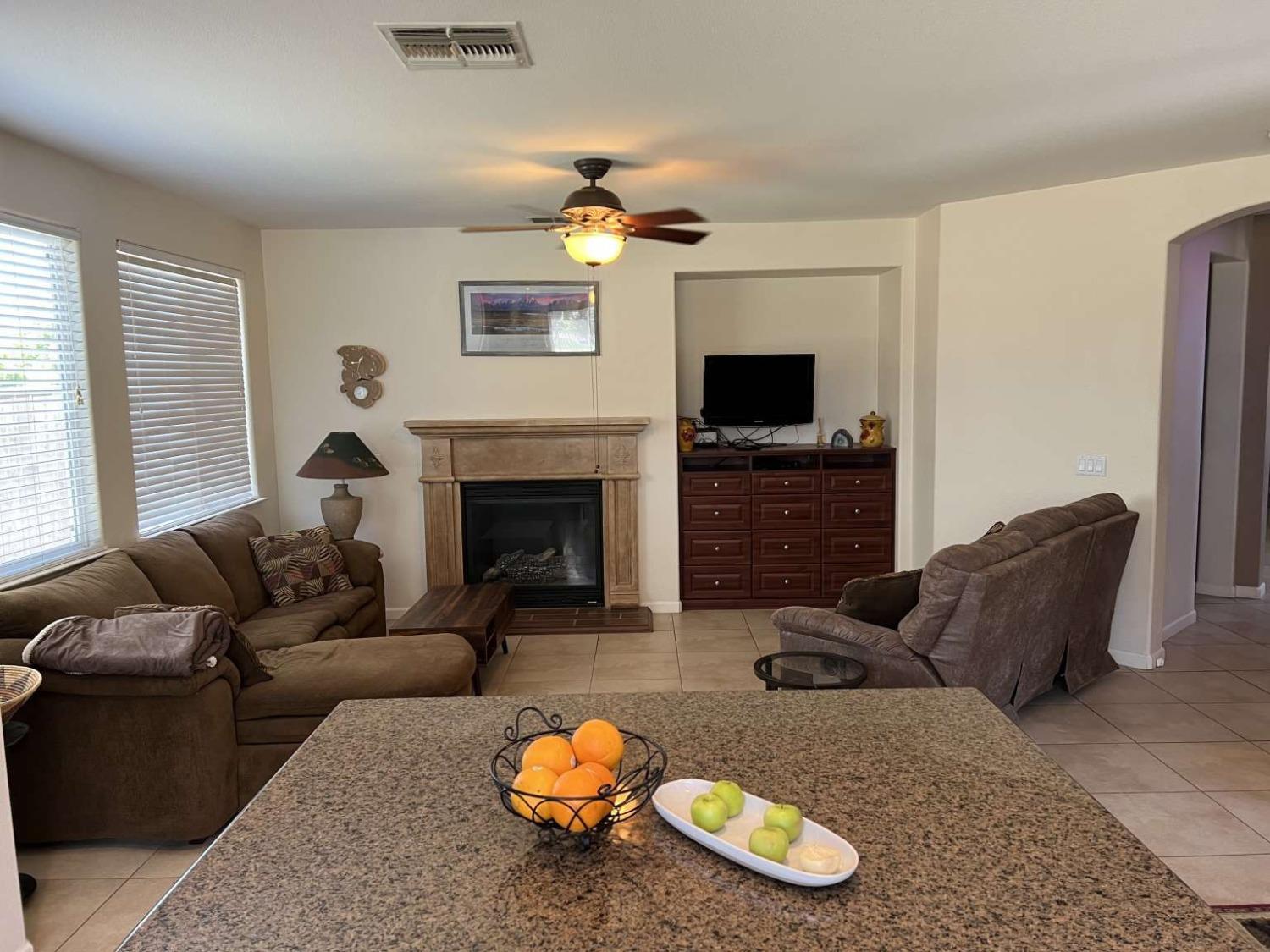 Detail Gallery Image 15 of 33 For 14425 Spyglass Cir, Chowchilla,  CA 93610 - 5 Beds | 3/1 Baths