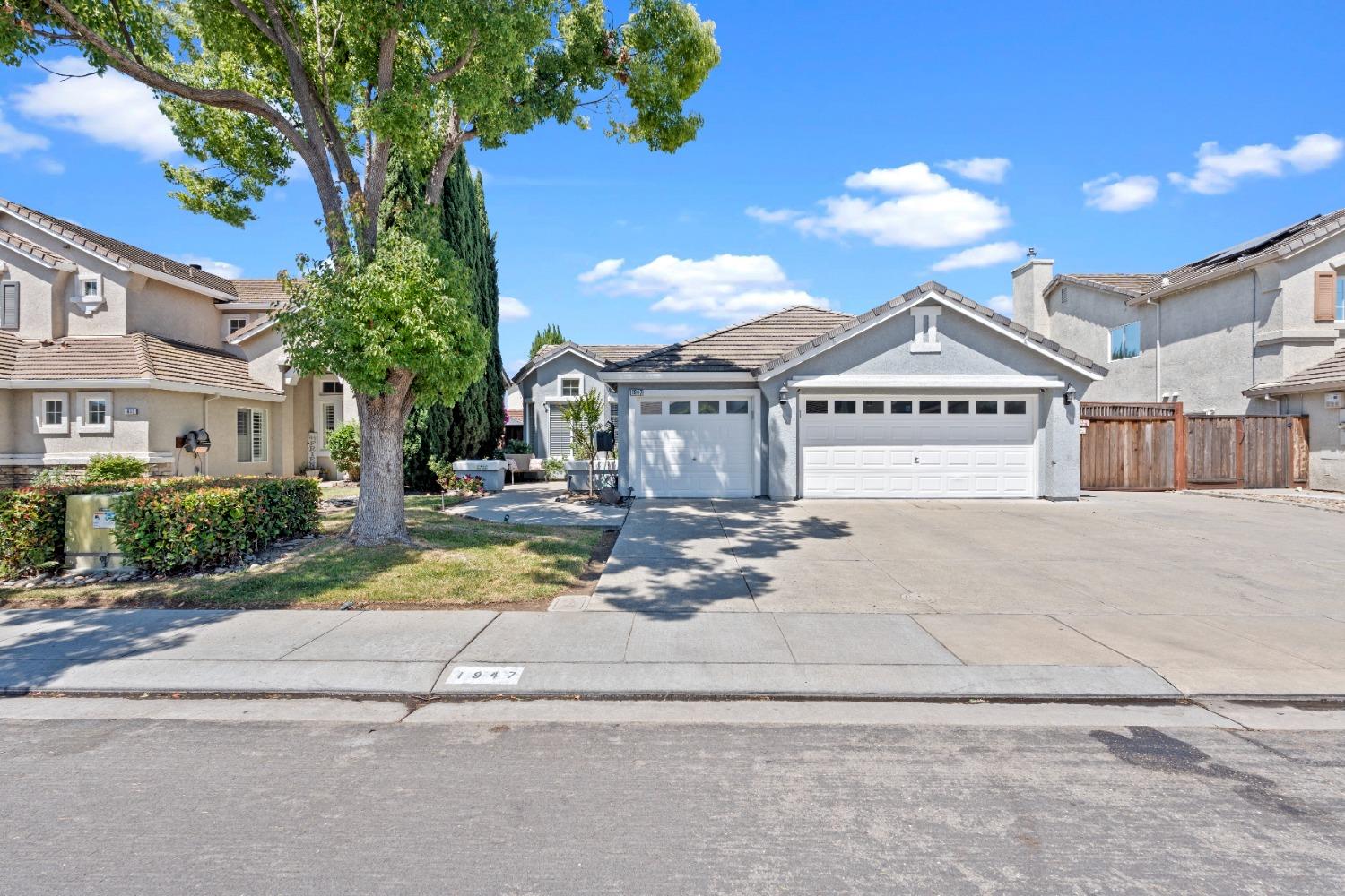 Detail Gallery Image 1 of 20 For 1947 Hyde Park Ln, Manteca,  CA 95336 - 3 Beds | 2 Baths