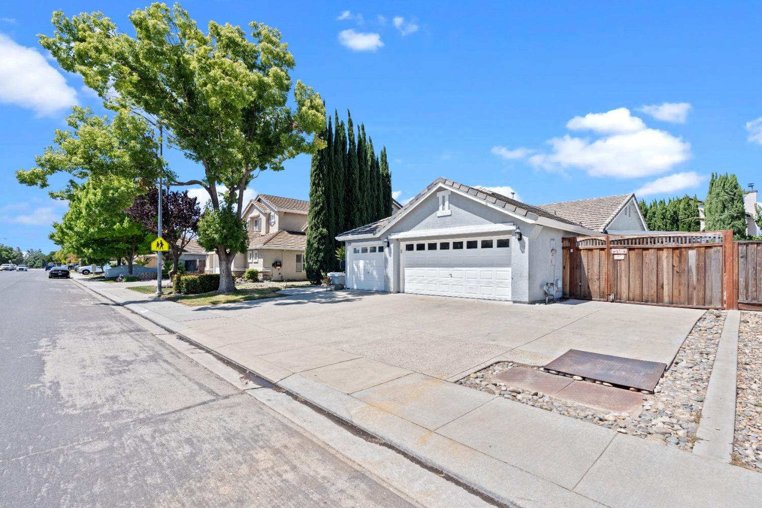 Detail Gallery Image 2 of 20 For 1947 Hyde Park Ln, Manteca,  CA 95336 - 3 Beds | 2 Baths