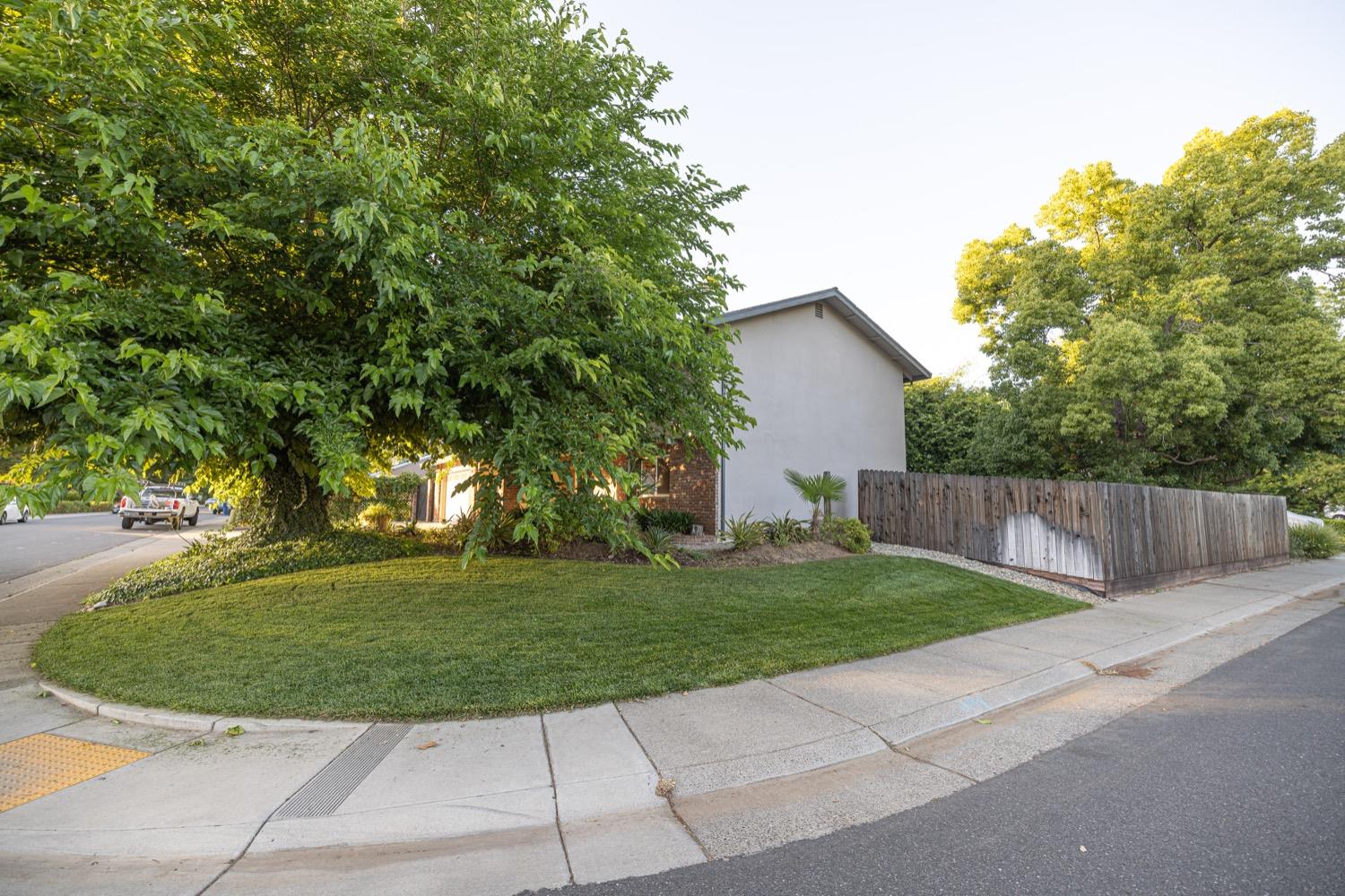 Detail Gallery Image 2 of 29 For 2200 El Cejo Cir, Rancho Cordova,  CA 95670 - 5 Beds | 2/1 Baths