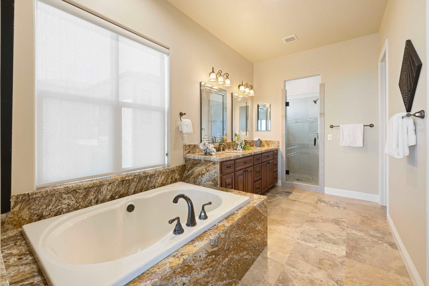 Detail Gallery Image 13 of 58 For 2781 via Fiori, El Dorado Hills,  CA 95762 - 4 Beds | 4/1 Baths