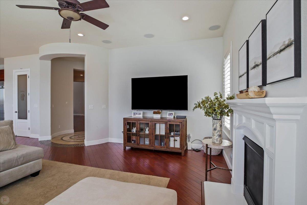 Detail Gallery Image 30 of 94 For 4084 Chiavari Way, Manteca,  CA 95337 - 4 Beds | 3/1 Baths