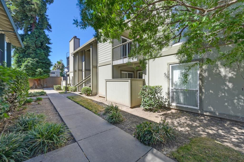 Detail Gallery Image 1 of 40 For 7283 Florin Mall Dr #6,  Sacramento,  CA 95823 - 2 Beds | 2 Baths