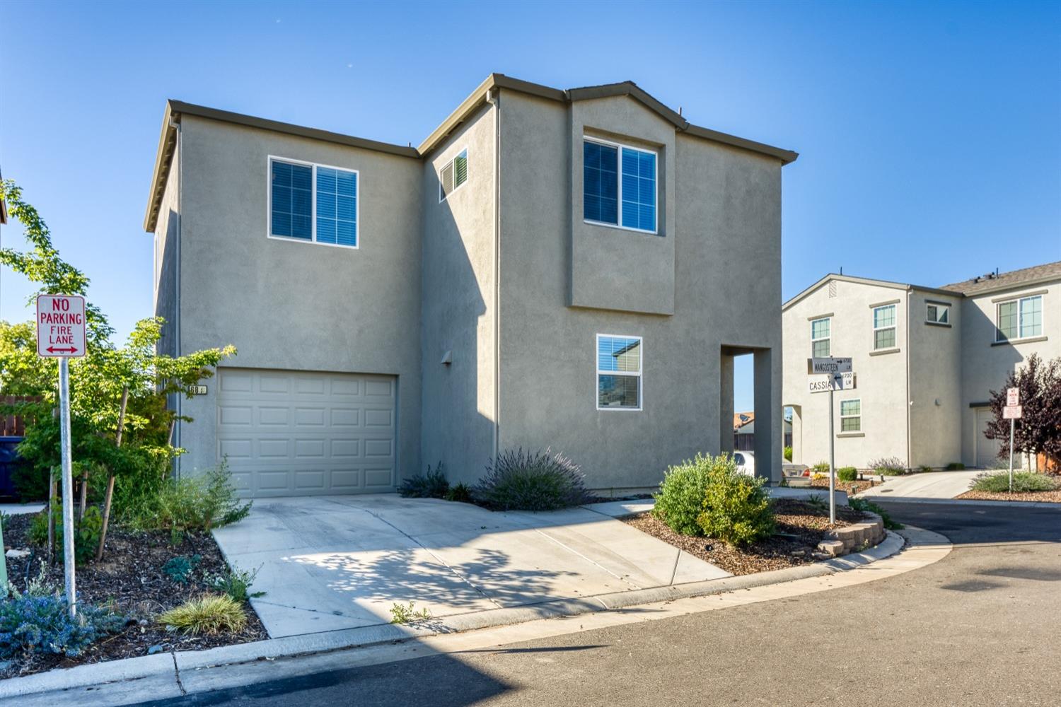 Detail Gallery Image 1 of 1 For 6843 Mangosteen Ln, Sacramento,  CA 95828 - 3 Beds | 2/1 Baths