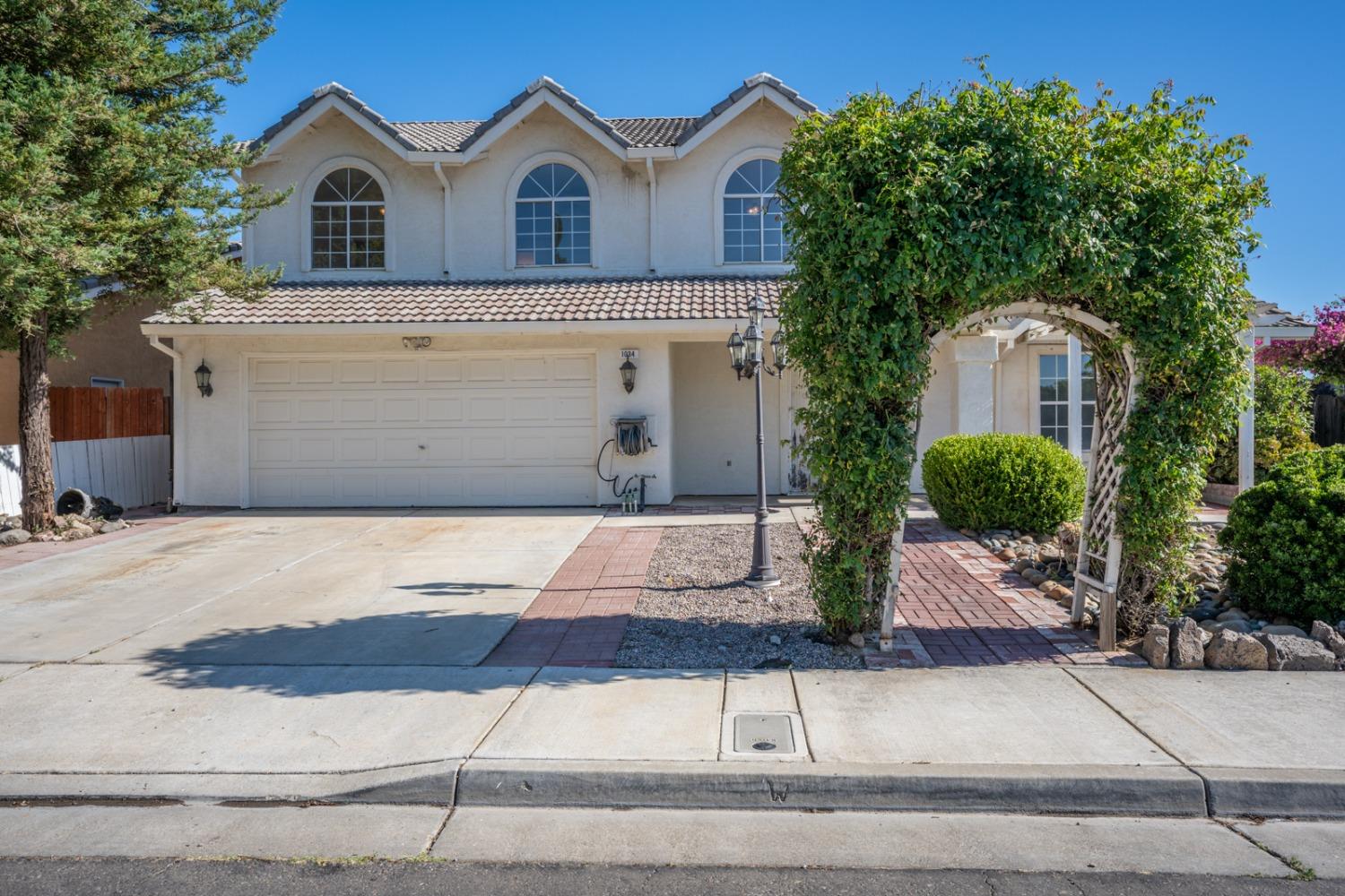 Detail Gallery Image 1 of 1 For 1034 Acaciawood Ct, Los Banos,  CA 93635 - 5 Beds | 2/1 Baths