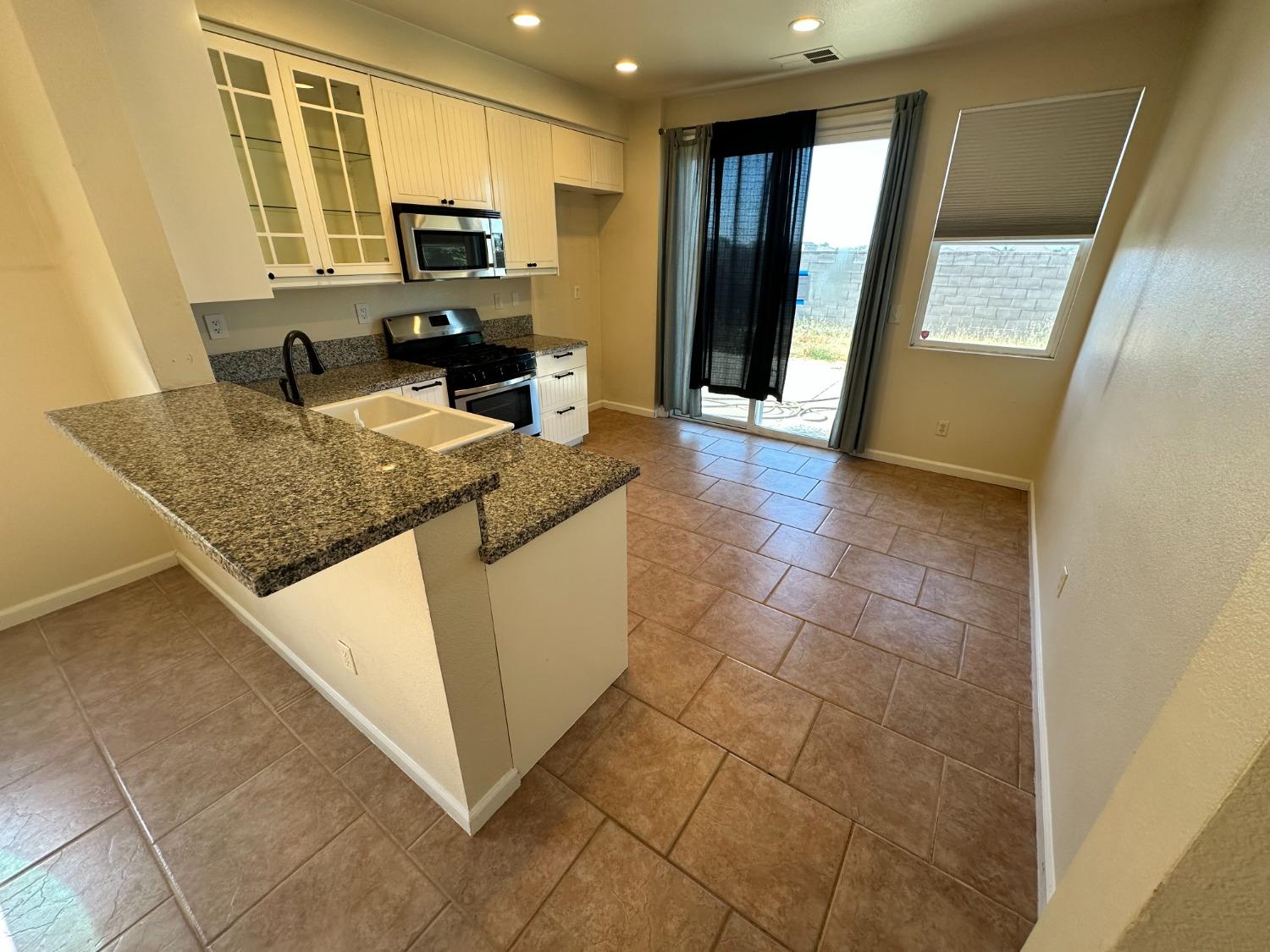 Detail Gallery Image 4 of 18 For 1604 Maryclair Dr, Olivehurst,  CA 95961 - 3 Beds | 2 Baths