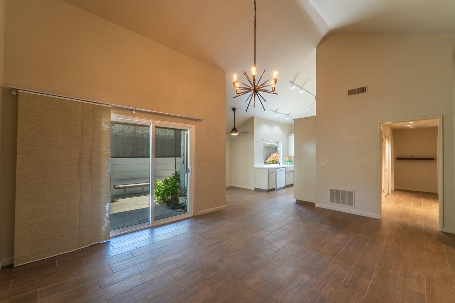 Detail Gallery Image 3 of 27 For 2704 Sherwood Ave #C,  Modesto,  CA 95350 - 2 Beds | 2 Baths