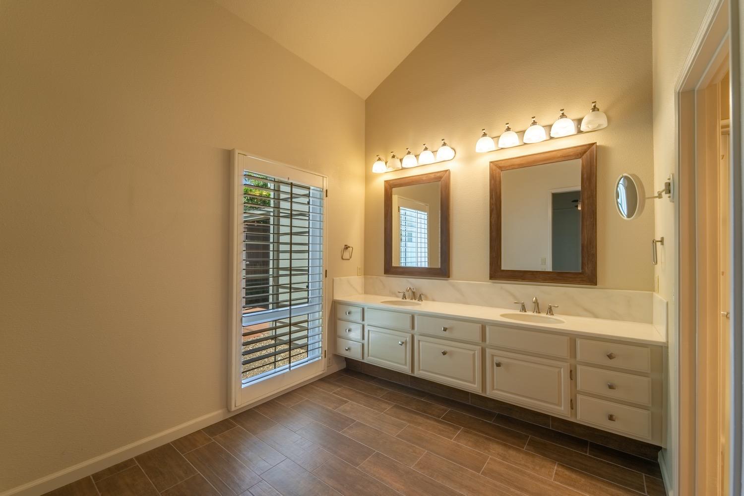 Detail Gallery Image 5 of 27 For 2704 Sherwood Ave #C,  Modesto,  CA 95350 - 2 Beds | 2 Baths