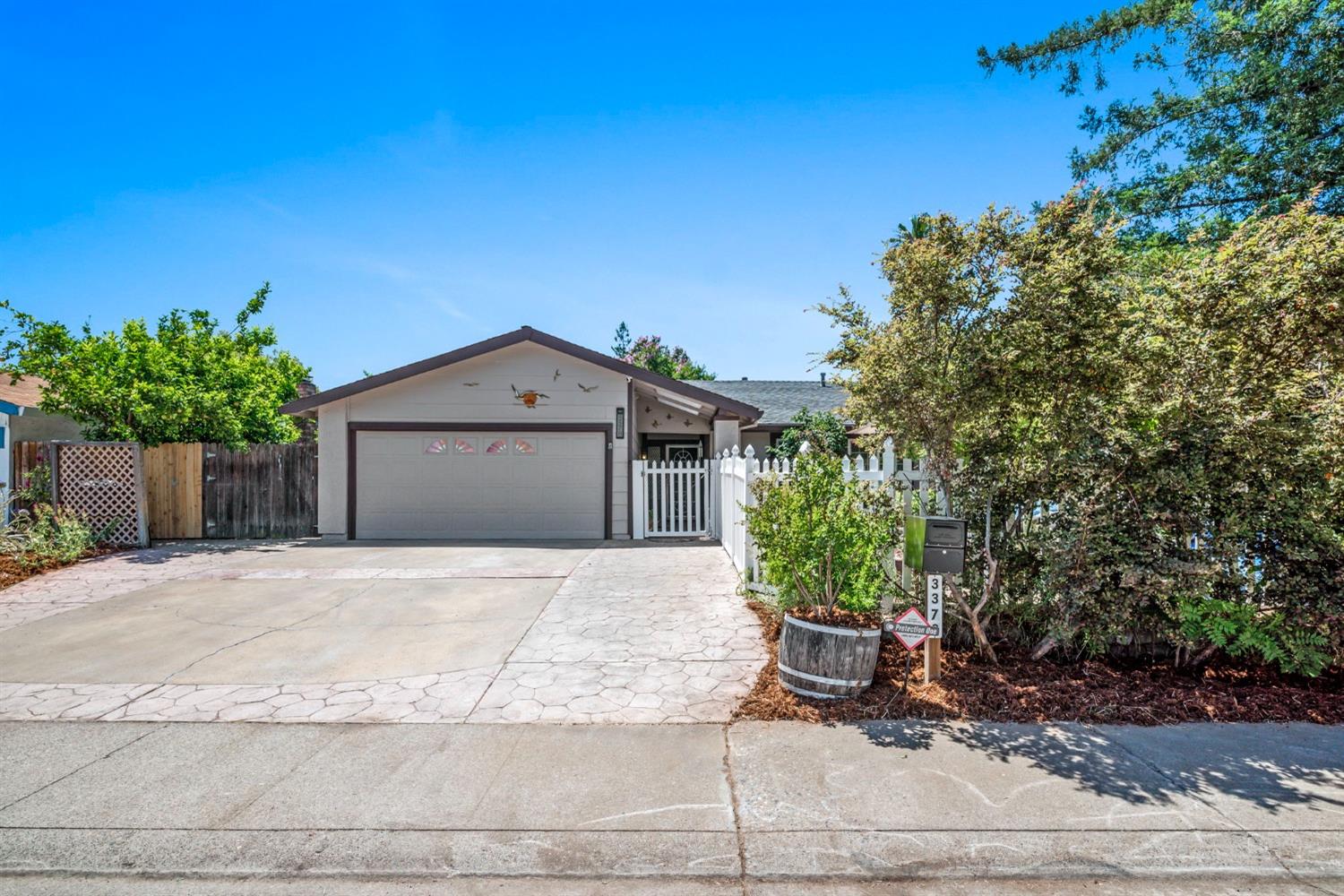 Detail Gallery Image 1 of 1 For 3378 Irish Mist Way, Sacramento,  CA 95826 - 3 Beds | 2 Baths