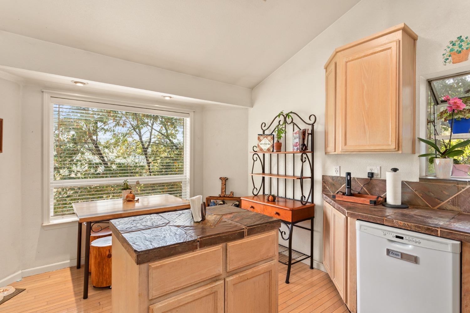 Detail Gallery Image 10 of 47 For 1581 Bear Rock Rd, Placerville,  CA 95667 - 3 Beds | 2/1 Baths