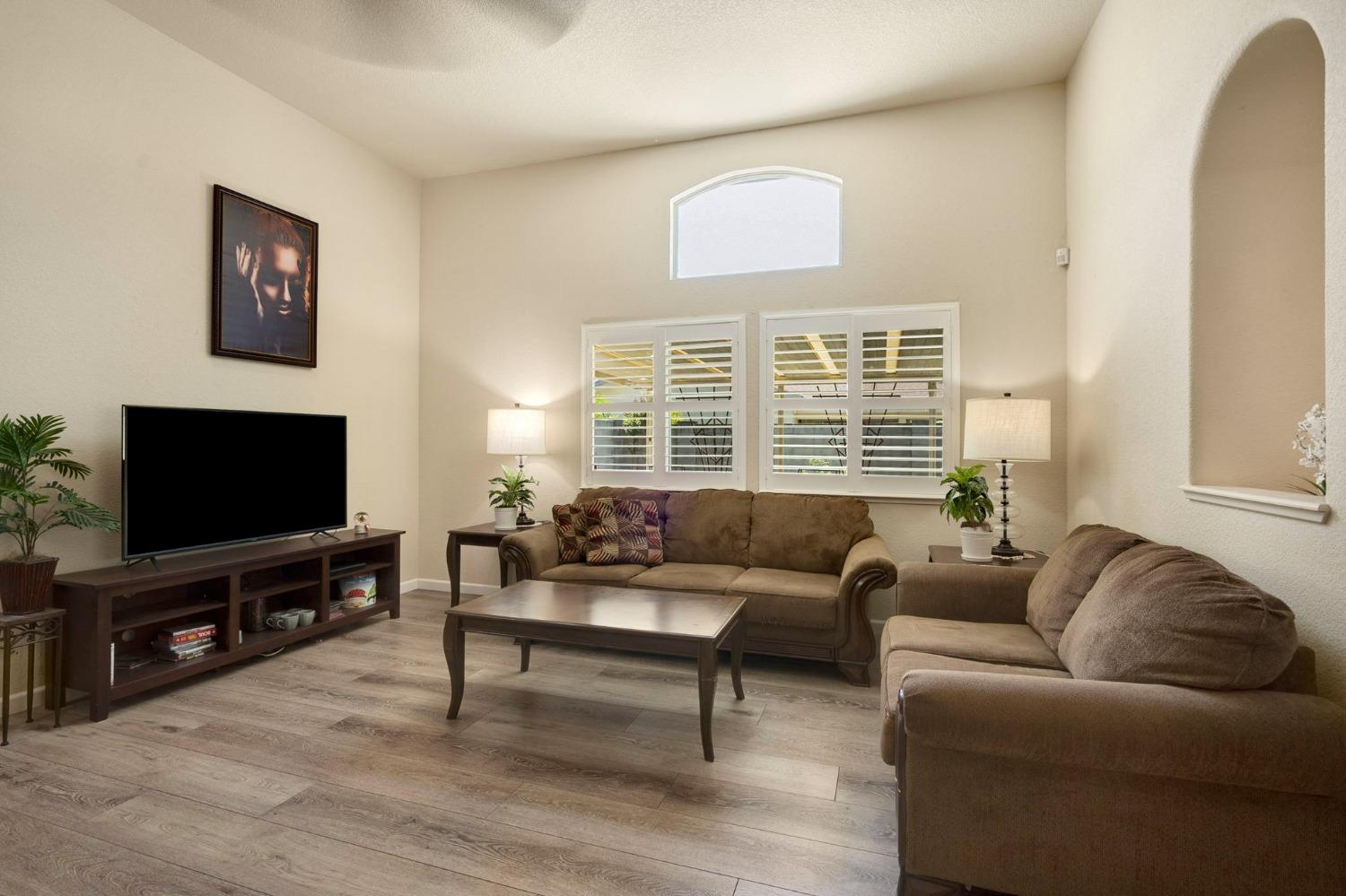 Detail Gallery Image 9 of 31 For 7124 Sunbreeze Ln, Sacramento,  CA 95828 - 2 Beds | 2 Baths