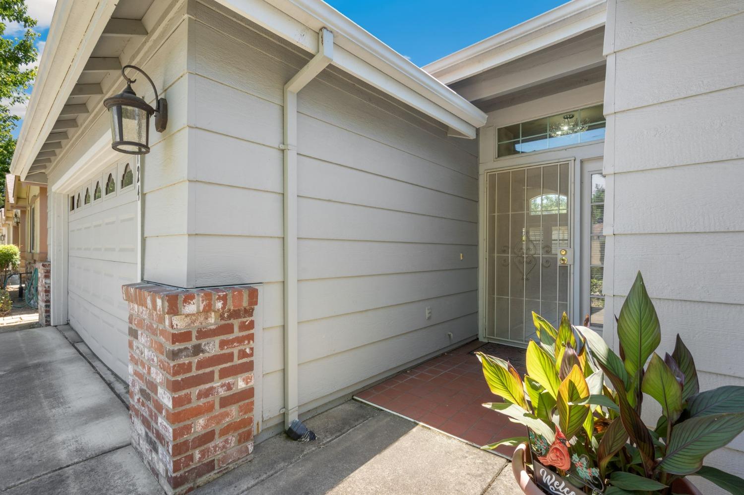 Detail Gallery Image 3 of 31 For 7124 Sunbreeze Ln, Sacramento,  CA 95828 - 2 Beds | 2 Baths