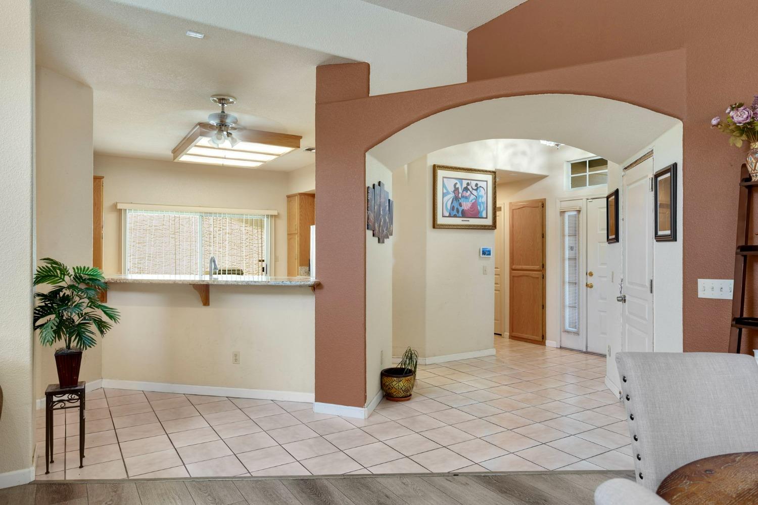 Detail Gallery Image 5 of 31 For 7124 Sunbreeze Ln, Sacramento,  CA 95828 - 2 Beds | 2 Baths