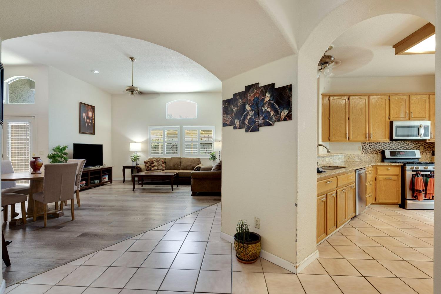 Detail Gallery Image 11 of 31 For 7124 Sunbreeze Ln, Sacramento,  CA 95828 - 2 Beds | 2 Baths