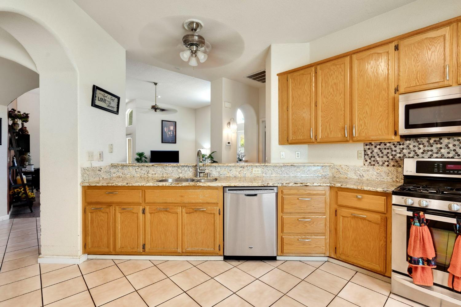 Detail Gallery Image 13 of 31 For 7124 Sunbreeze Ln, Sacramento,  CA 95828 - 2 Beds | 2 Baths