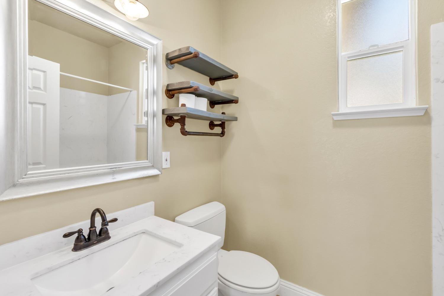 Detail Gallery Image 13 of 28 For 1340 Gianna Ln, Manteca,  CA 95336 - 3 Beds | 2 Baths