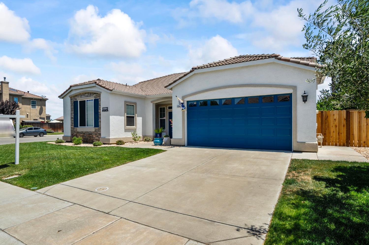 Detail Gallery Image 3 of 39 For 1510 Red Ribbons Ln, Manteca,  CA 95337 - 3 Beds | 3 Baths