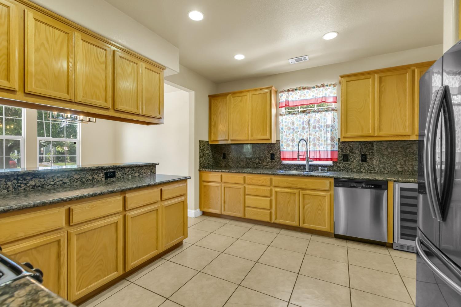 Detail Gallery Image 8 of 28 For 1340 Gianna Ln, Manteca,  CA 95336 - 3 Beds | 2 Baths