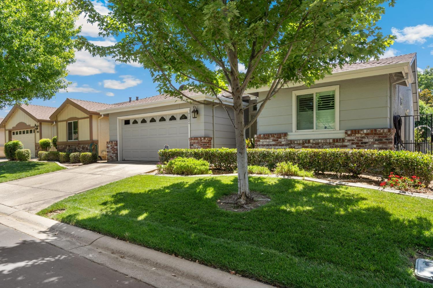 Detail Gallery Image 1 of 31 For 7124 Sunbreeze Ln, Sacramento,  CA 95828 - 2 Beds | 2 Baths