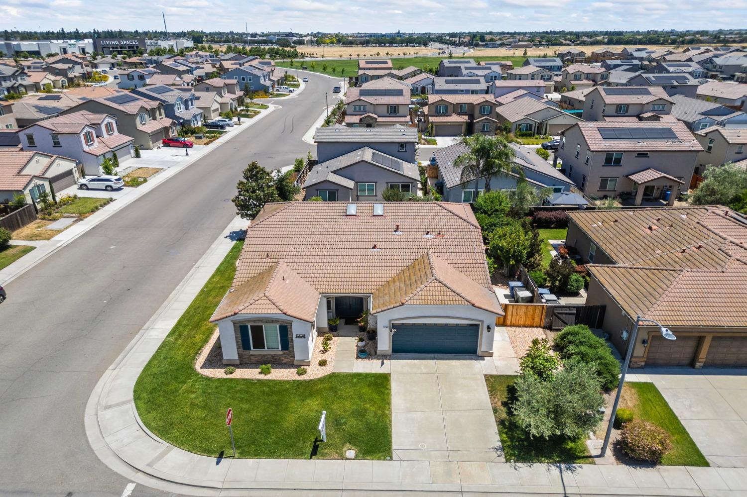 Detail Gallery Image 2 of 39 For 1510 Red Ribbons Ln, Manteca,  CA 95337 - 3 Beds | 3 Baths