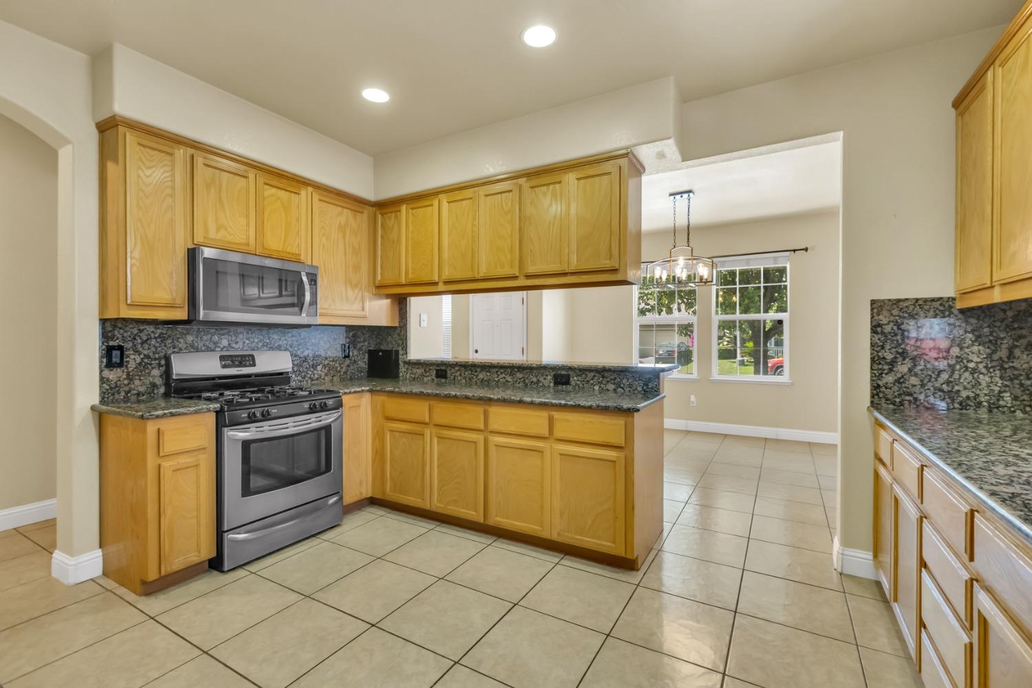 Detail Gallery Image 9 of 28 For 1340 Gianna Ln, Manteca,  CA 95336 - 3 Beds | 2 Baths