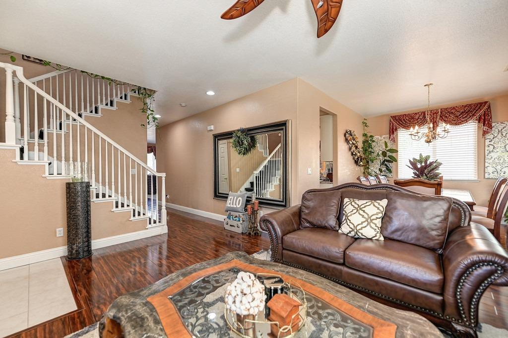 Detail Gallery Image 5 of 27 For 4481 Sundari Ave, Olivehurst,  CA 95961 - 5 Beds | 2/1 Baths