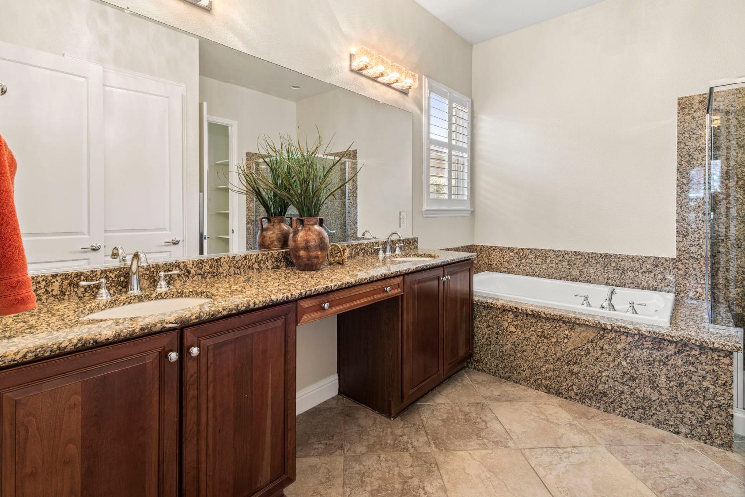 Detail Gallery Image 33 of 57 For 2081 Devonport Loop, Roseville,  CA 95747 - 2 Beds | 2 Baths