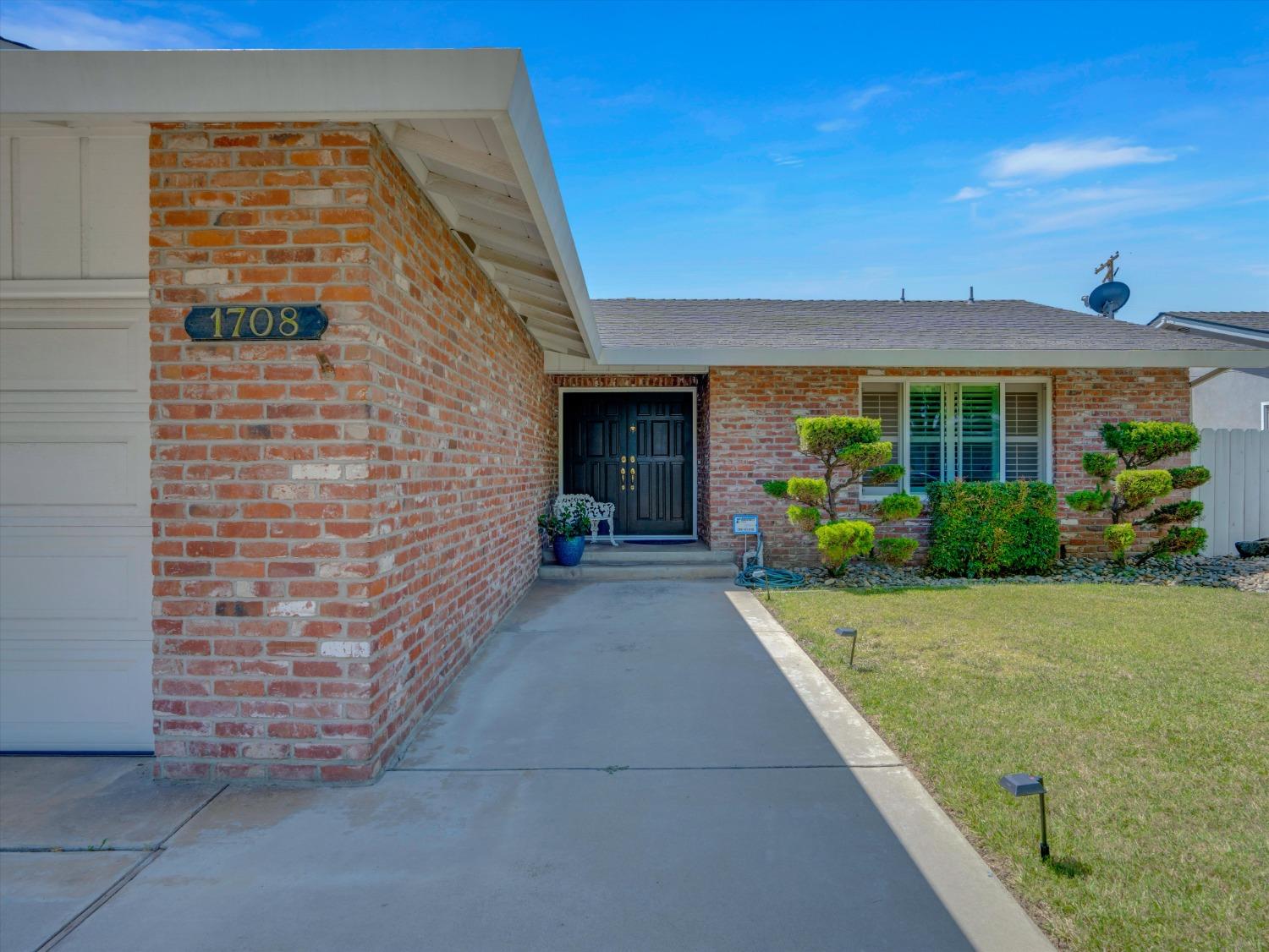 Detail Gallery Image 1 of 25 For 1708 Fernandes St, Modesto,  CA 95355 - 3 Beds | 2 Baths