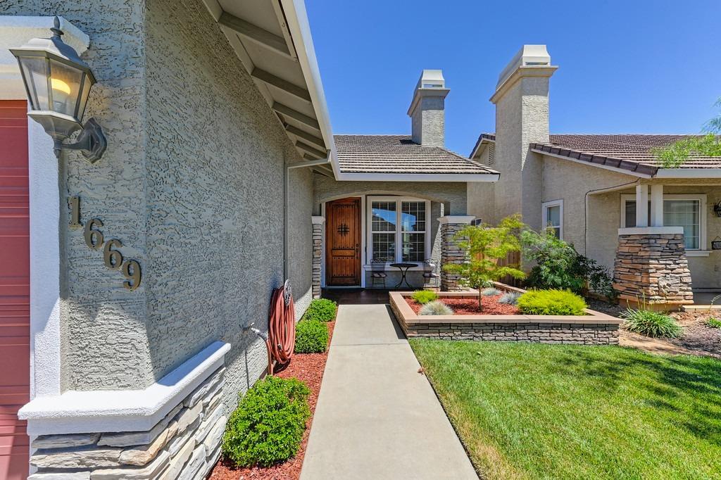 Detail Gallery Image 3 of 36 For 1669 Calabasa Dr, Lincoln,  CA 95648 - 3 Beds | 2 Baths